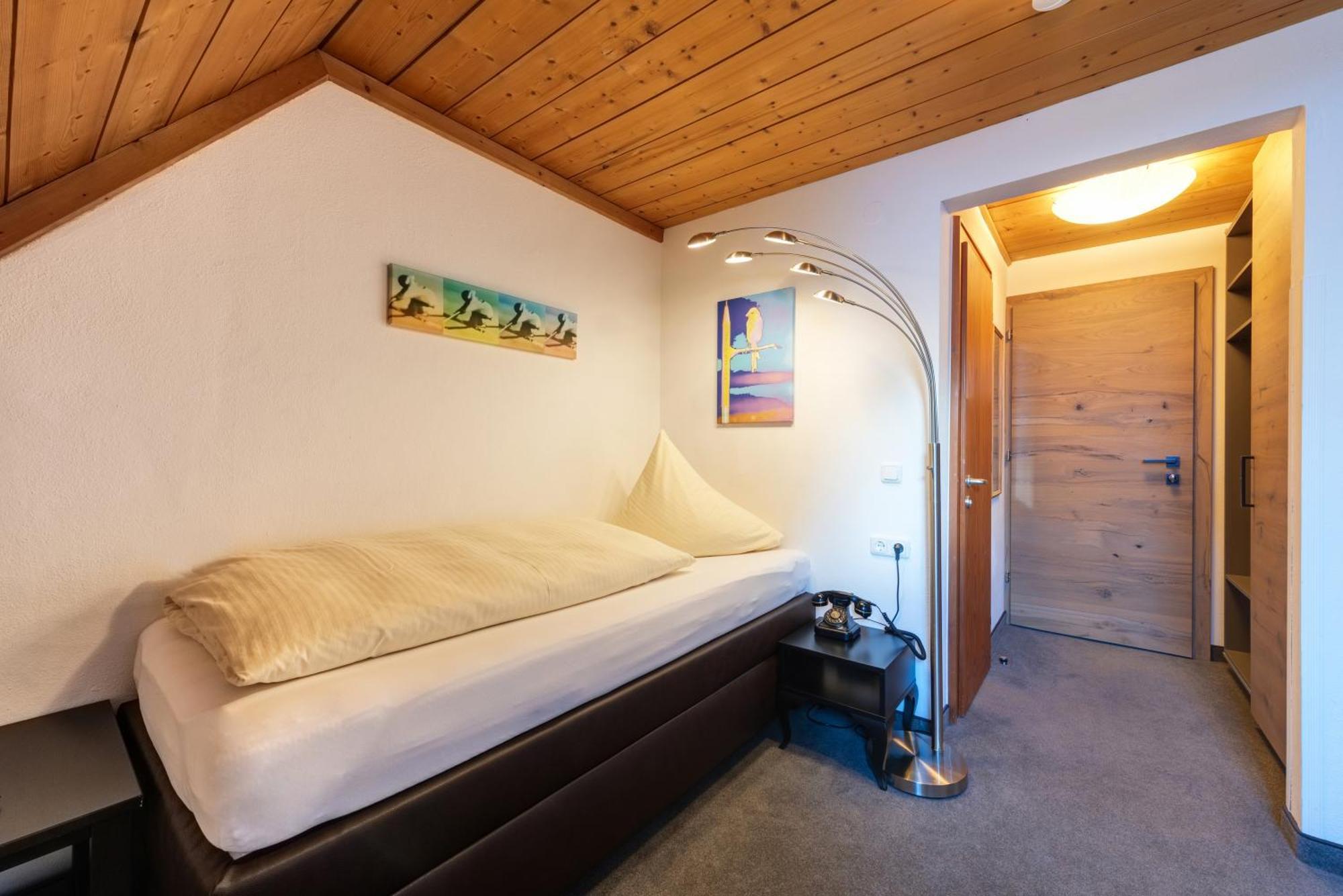 Hotel Pension Kirchplatz Sankt Anton am Arlberg Habitación foto